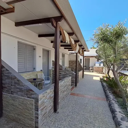 Nektaria * Perissa (Santorini)