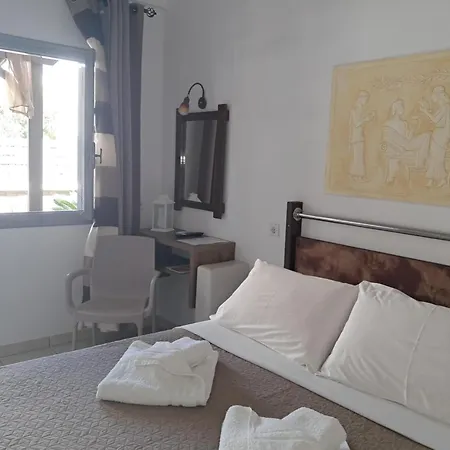 Nektaria * Perissa (Santorini)