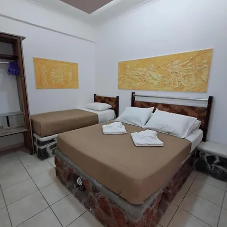 Nektaria * Perissa (Santorini)