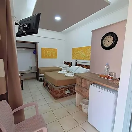 Nektaria * Perissa (Santorini)