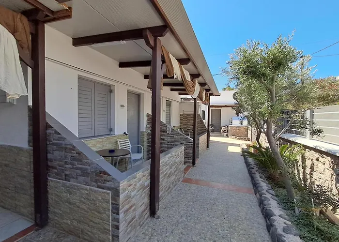 Nektaria * Perissa (Santorini)